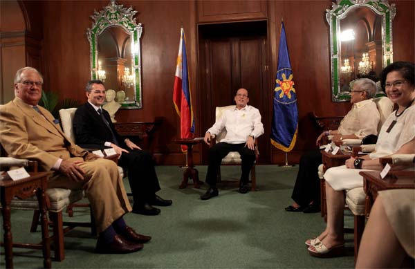 ilpresidente Noynoy Aquino con il presidente Impagliazzo e la delegazione di Sant'Egidio